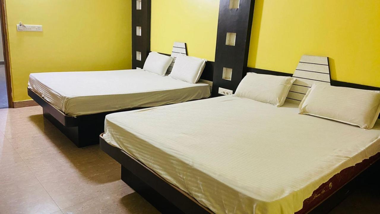 Hotel M J Residency Puri Bagian luar foto