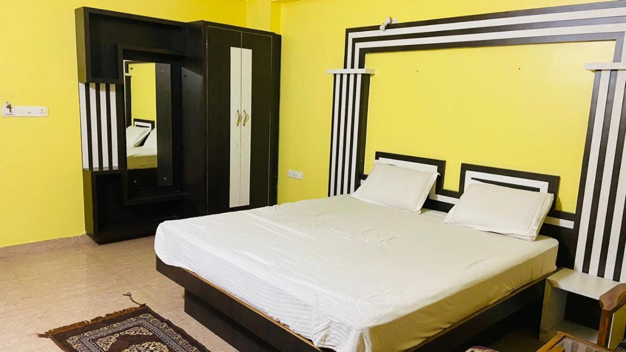 Hotel M J Residency Puri Bagian luar foto