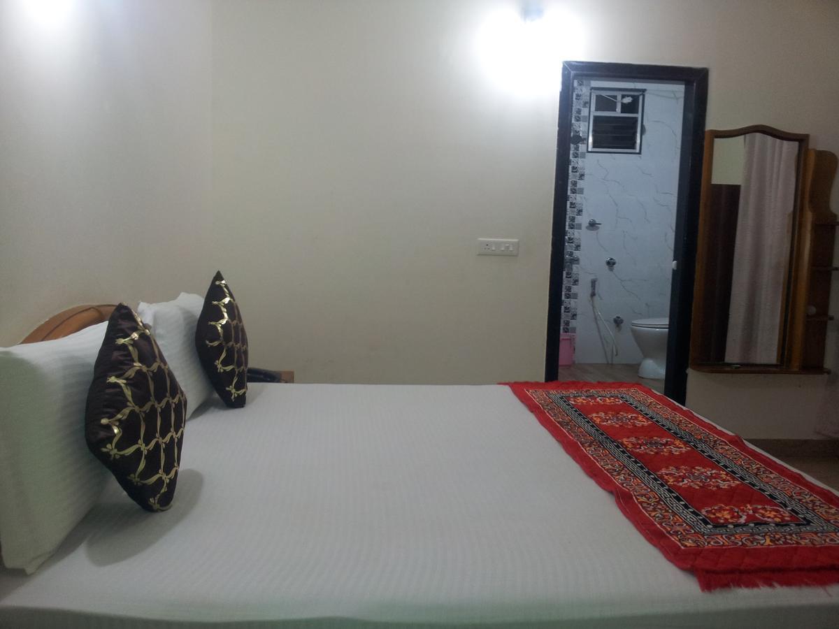 Hotel M J Residency Puri Bagian luar foto
