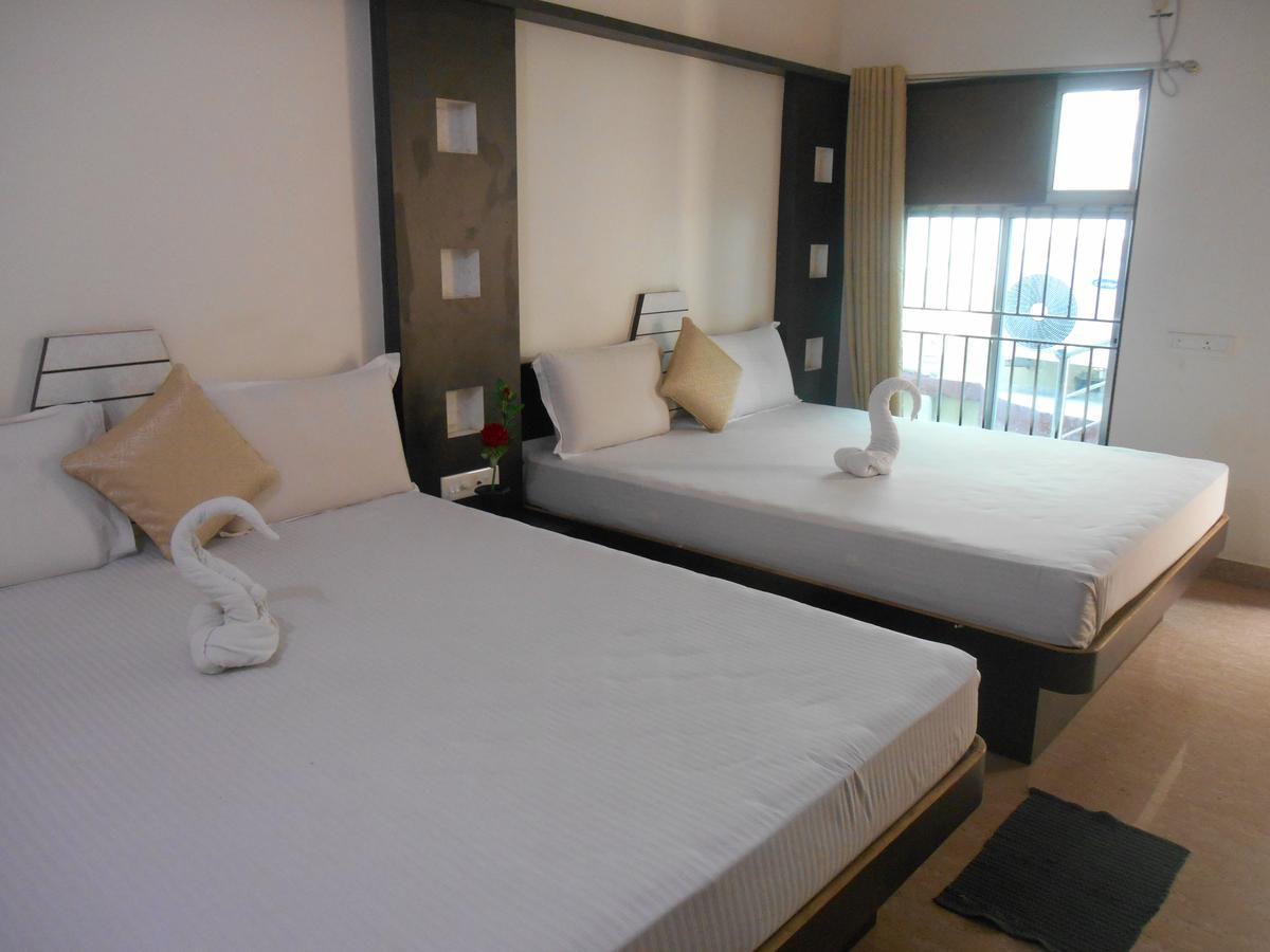 Hotel M J Residency Puri Bagian luar foto