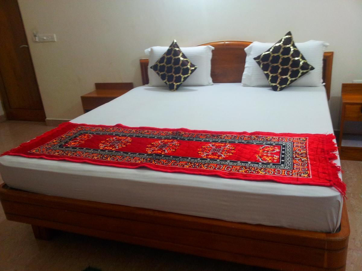 Hotel M J Residency Puri Bagian luar foto