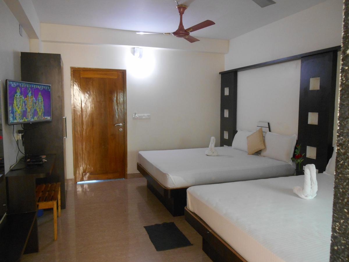 Hotel M J Residency Puri Bagian luar foto