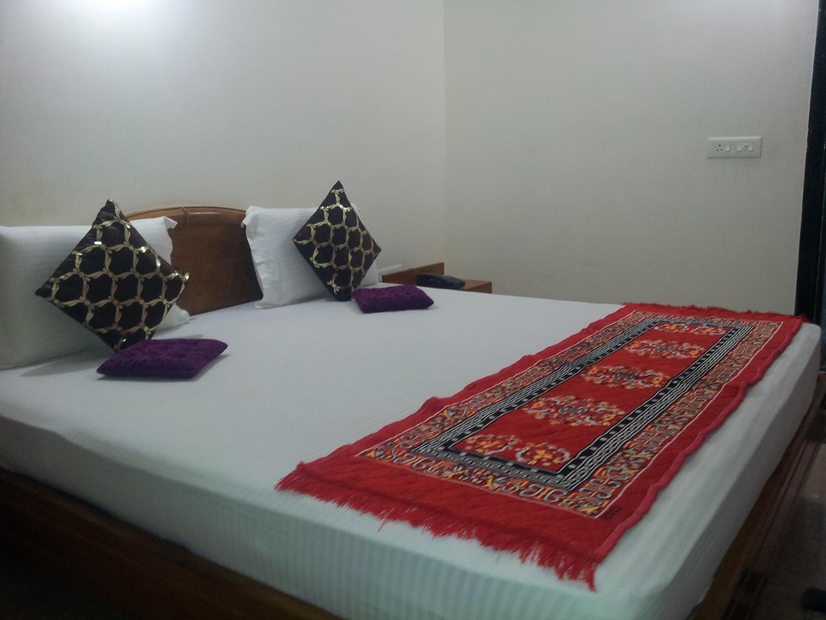 Hotel M J Residency Puri Bagian luar foto