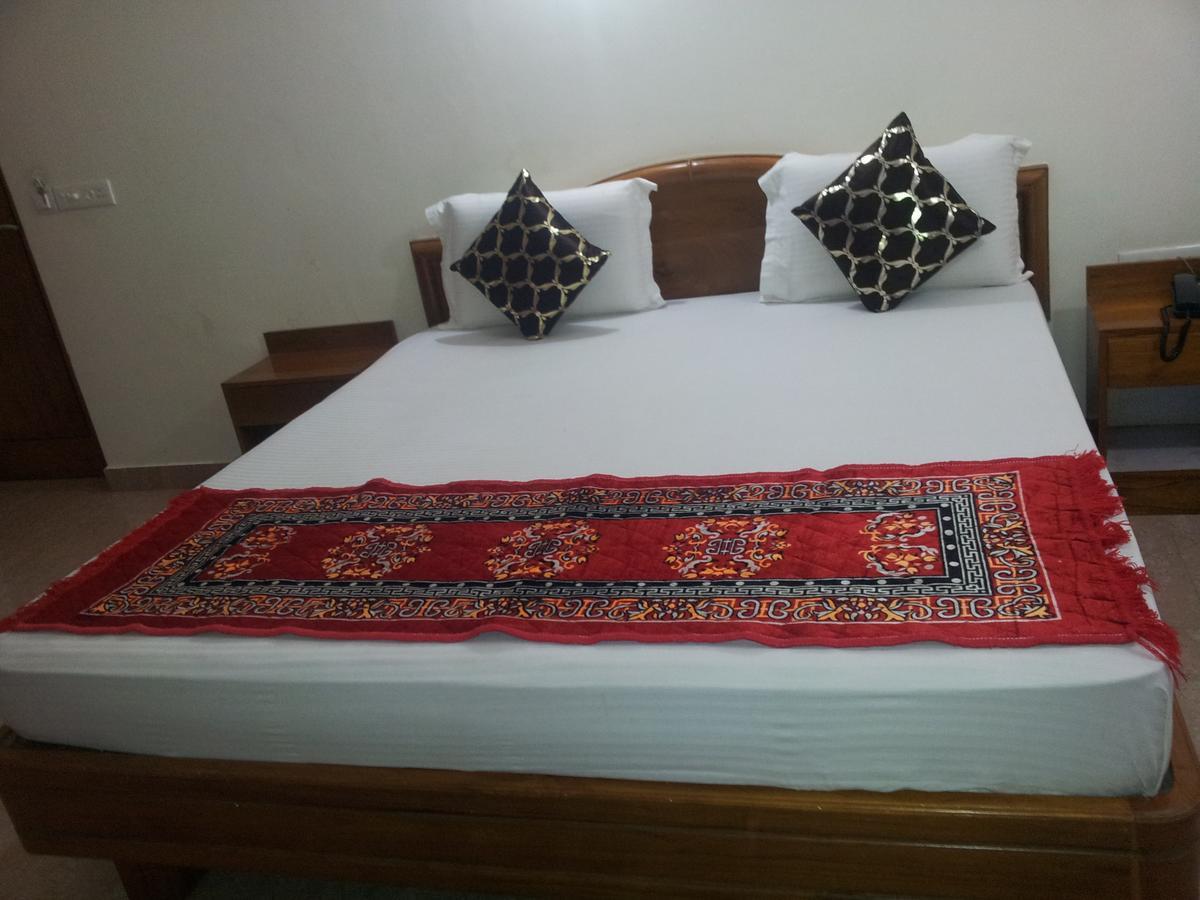 Hotel M J Residency Puri Bagian luar foto