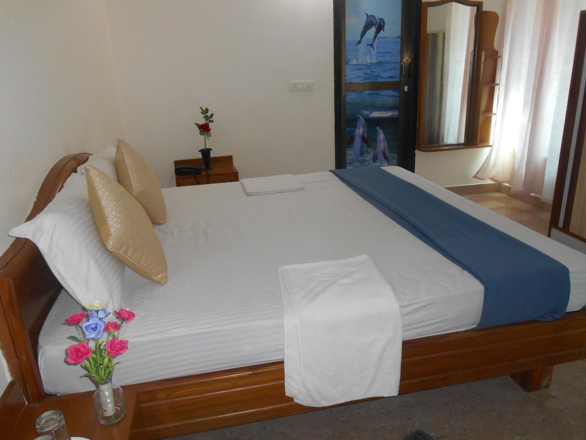 Hotel M J Residency Puri Bagian luar foto