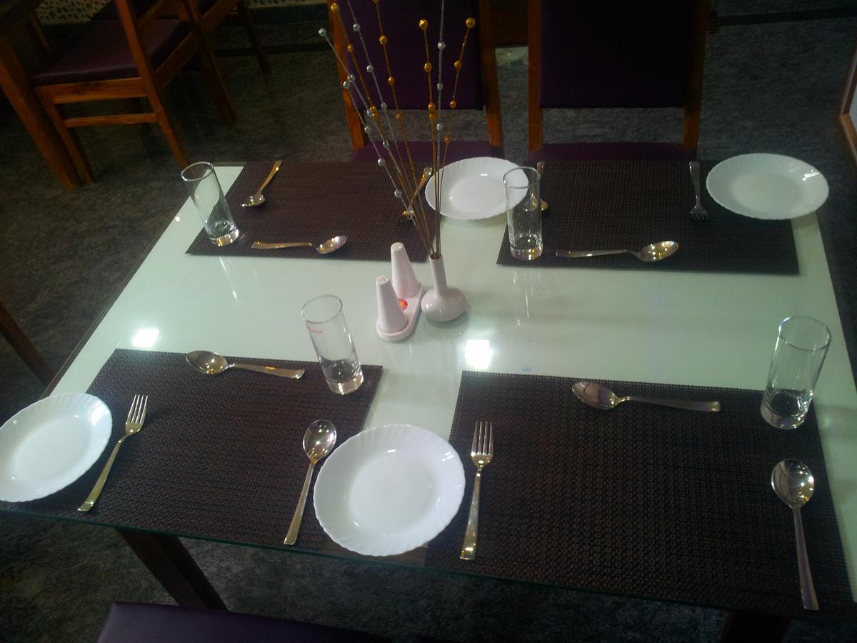 Hotel M J Residency Puri Bagian luar foto